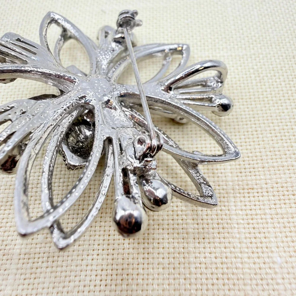 Vintage Retro Silver Tone Sparkling Green Rhinestone Floral Brooch Pendant